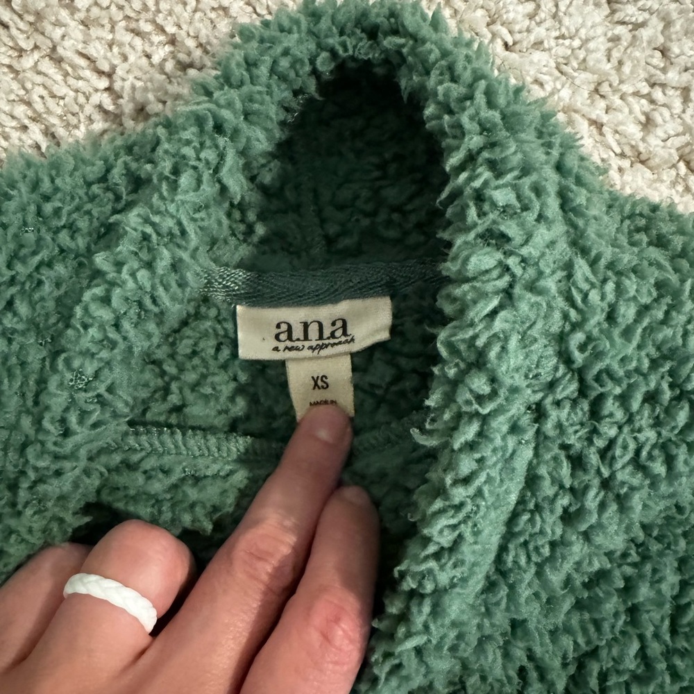 NWOT Womens Green pull over size XS